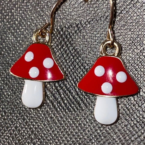 Red mushroom dangling earrings - Picture 1 of 3